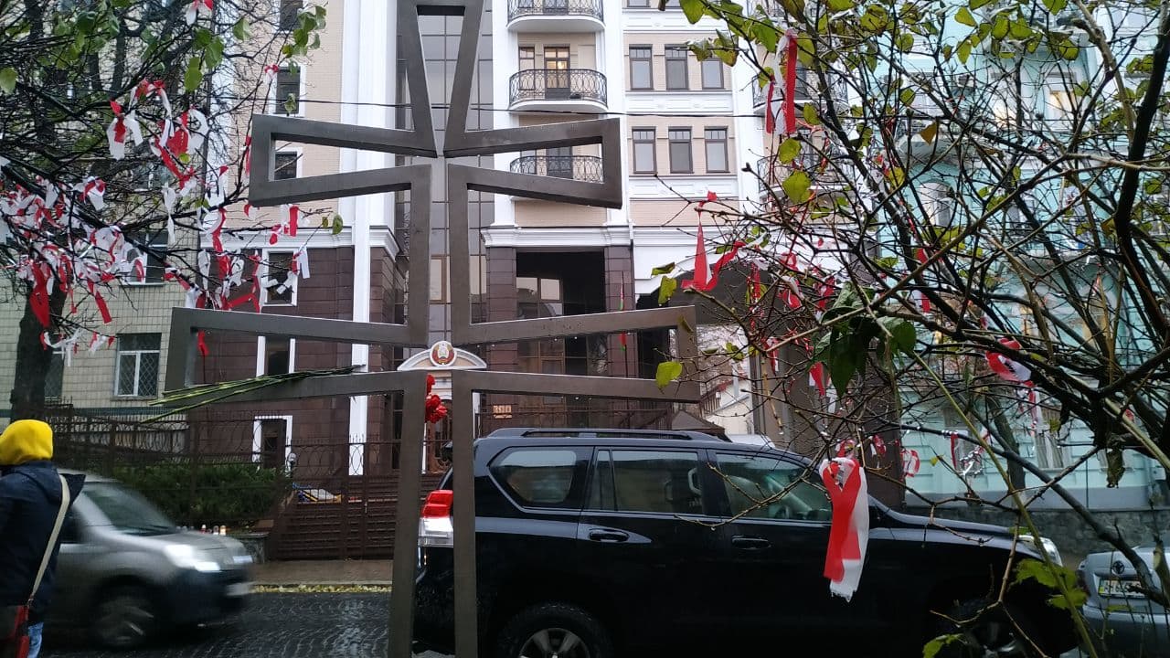 В Киеве установили Крест в память о жертвах режима Лукашенко (фото)