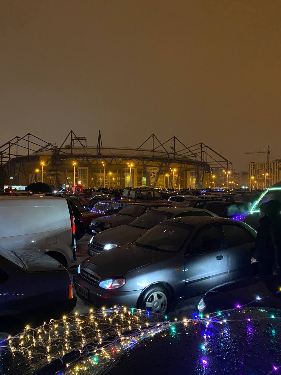 В Харькове засияла елка из авто рекордных размеров (фото, видео)