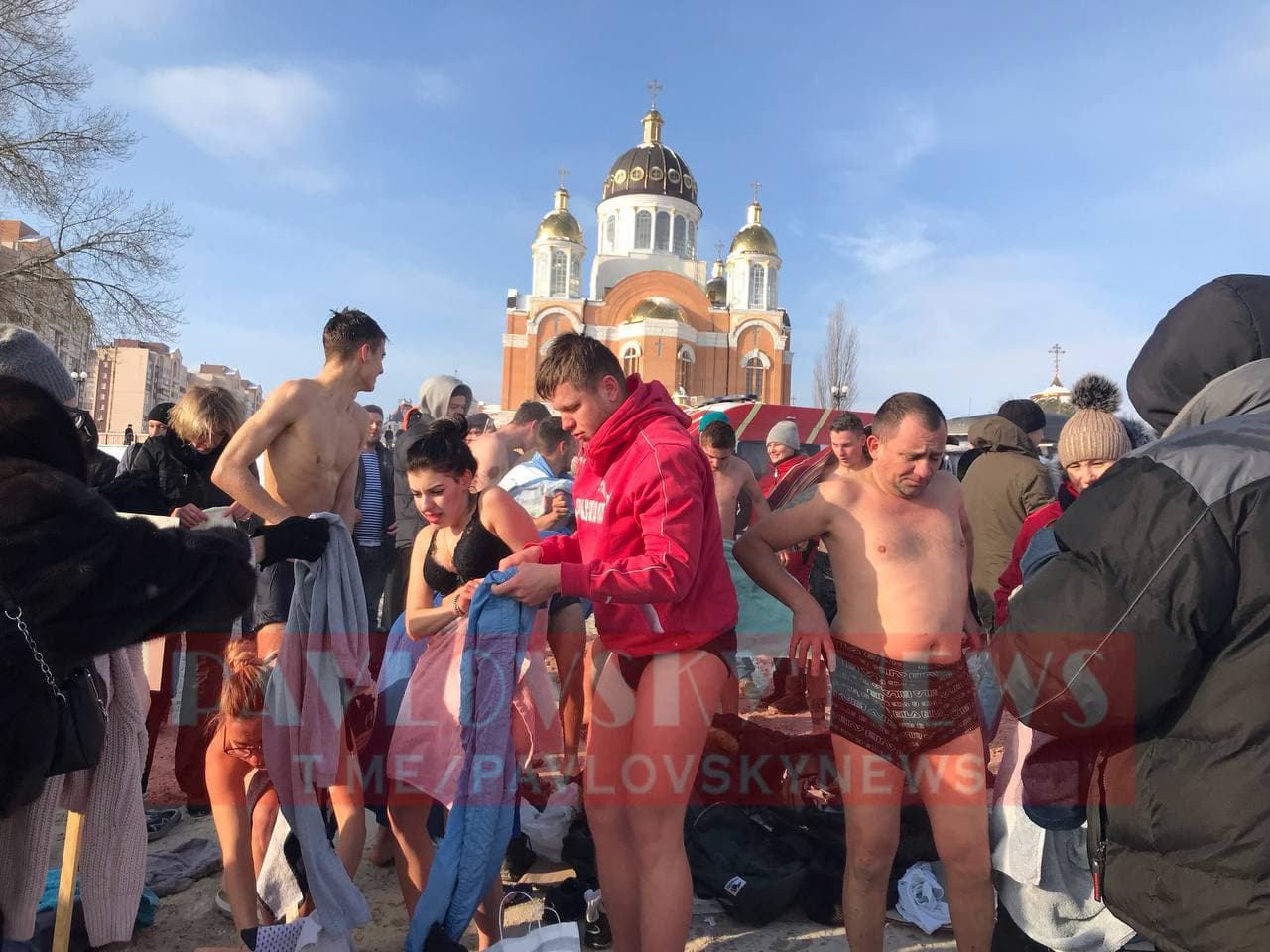 -20 не перешкода: як в Києві на Водохреща люди занурюються у крижану воду (фото)