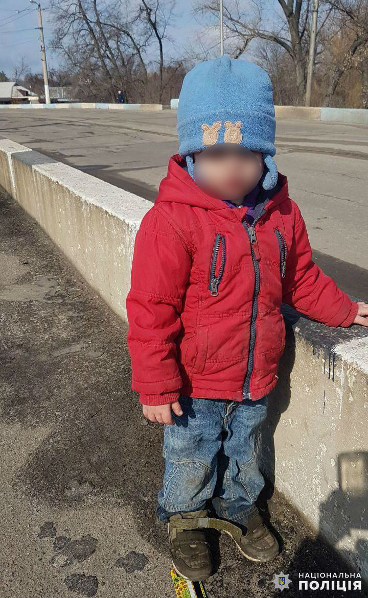 Під Краматорськом маленький хлопчик повз уздовж трамвайної колії на мосту