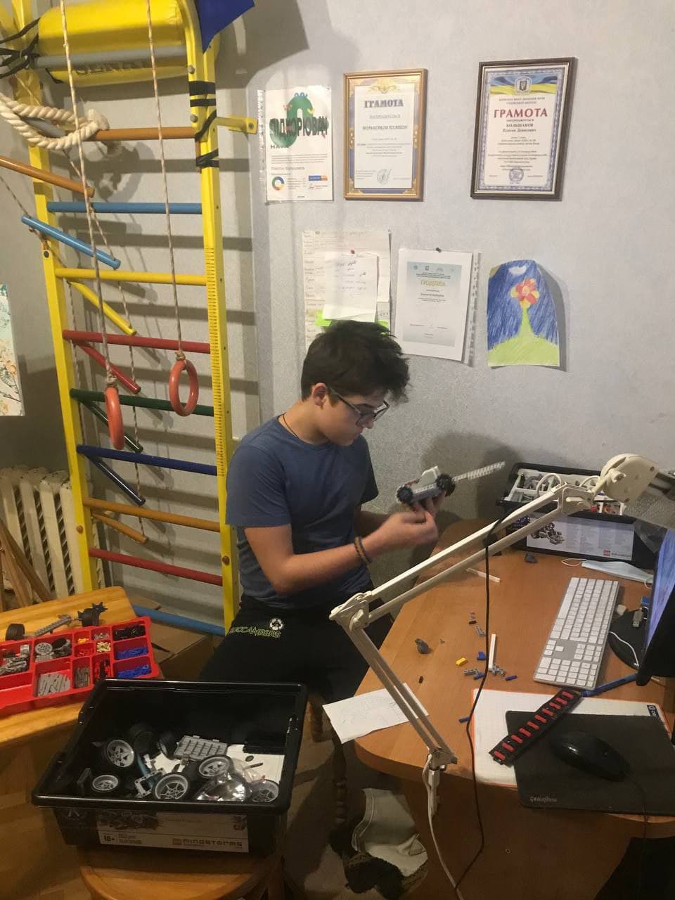 13-летний школьник из Киева создал устройство, которое помогает бороться с COVID-19 (видео)