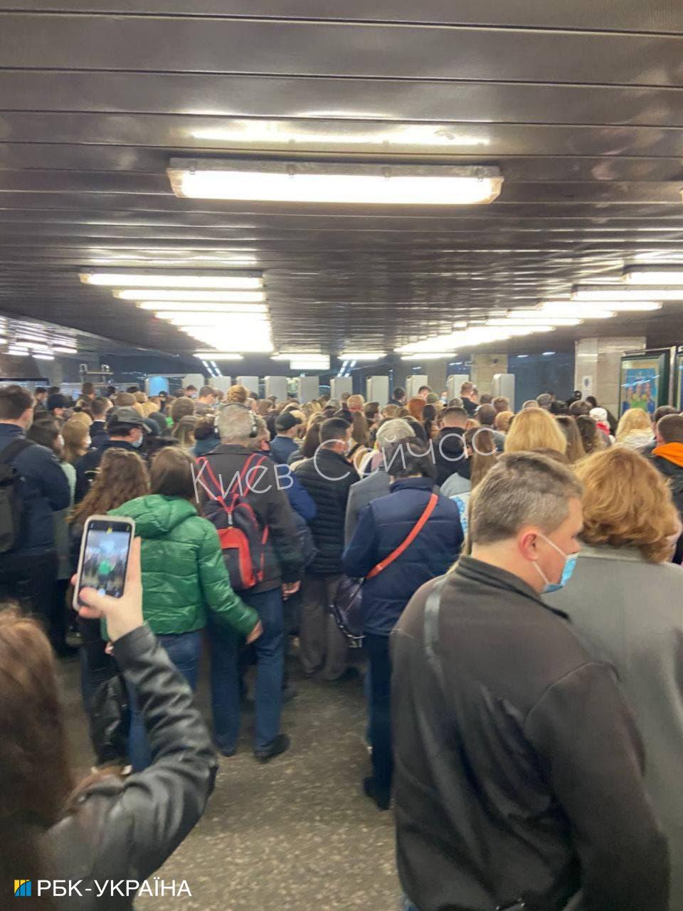 В метро Киева возникла небывалая давка после окончания локдауна (фото)