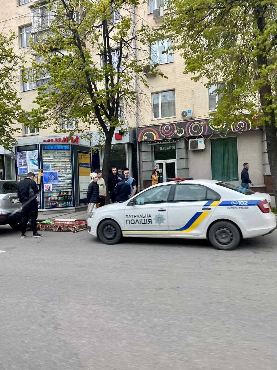 У Харкові молоді люди каталися на "килимі-літаку": чим закінчилася забава (відео і фото)