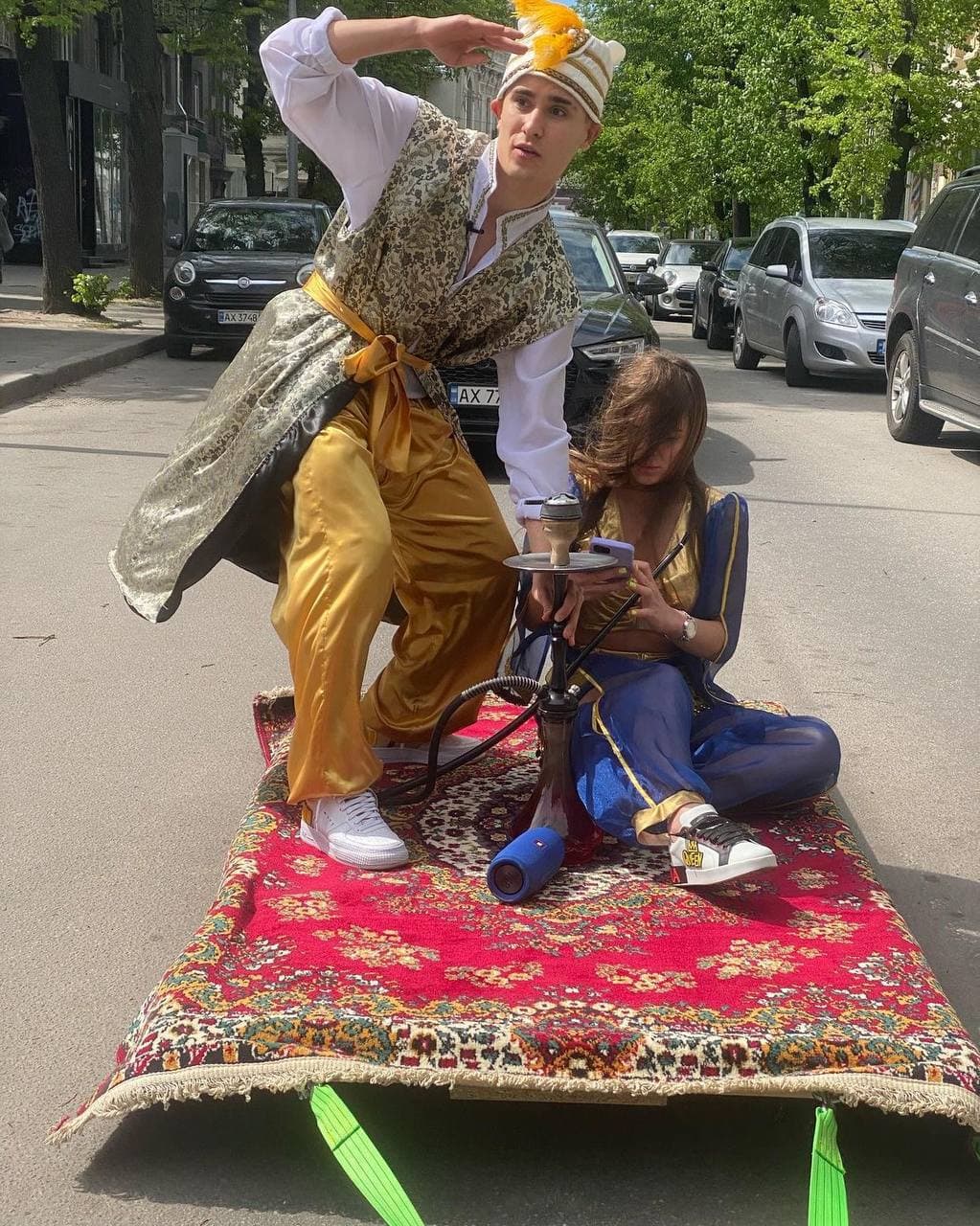 У Харкові молоді люди каталися на "килимі-літаку": чим закінчилася забава (відео і фото)