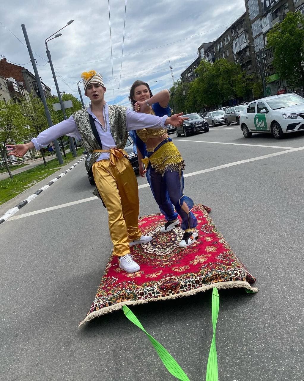 У Харкові молоді люди каталися на "килимі-літаку": чим закінчилася забава (відео і фото)