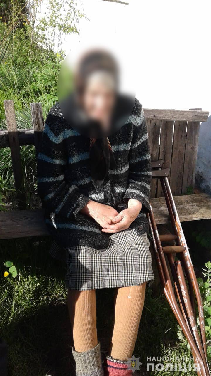 Под Черкассами "копы" спасли 90-летнюю бабушку: шла 2,5 часа на костылях, чтобы утопиться