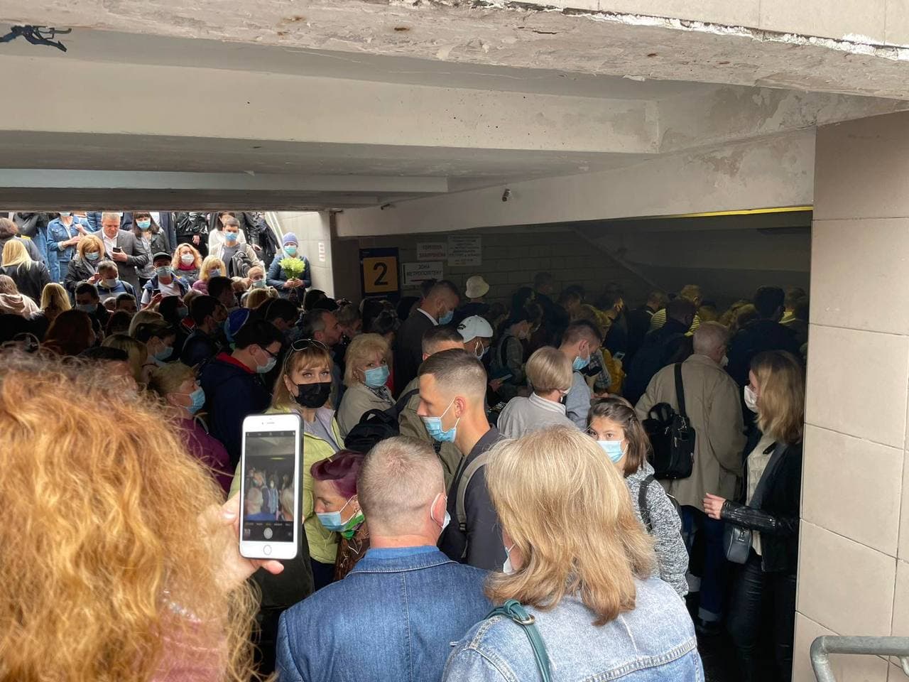 У метро Києва знову виникла тиснява: фото зі станцій