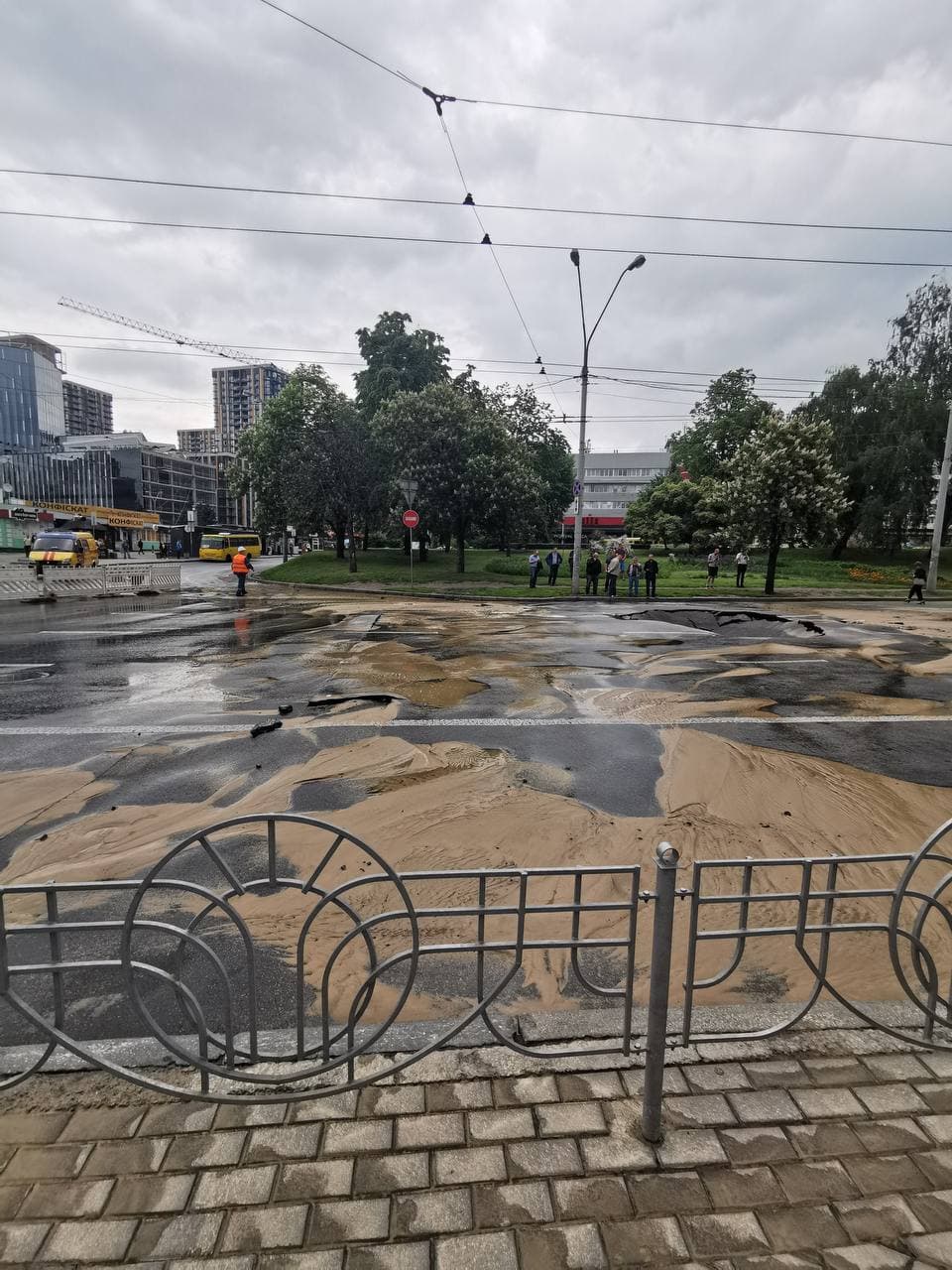 Потоп біля Ocean Plaza: рух у центрі Києва перекрили (відео)