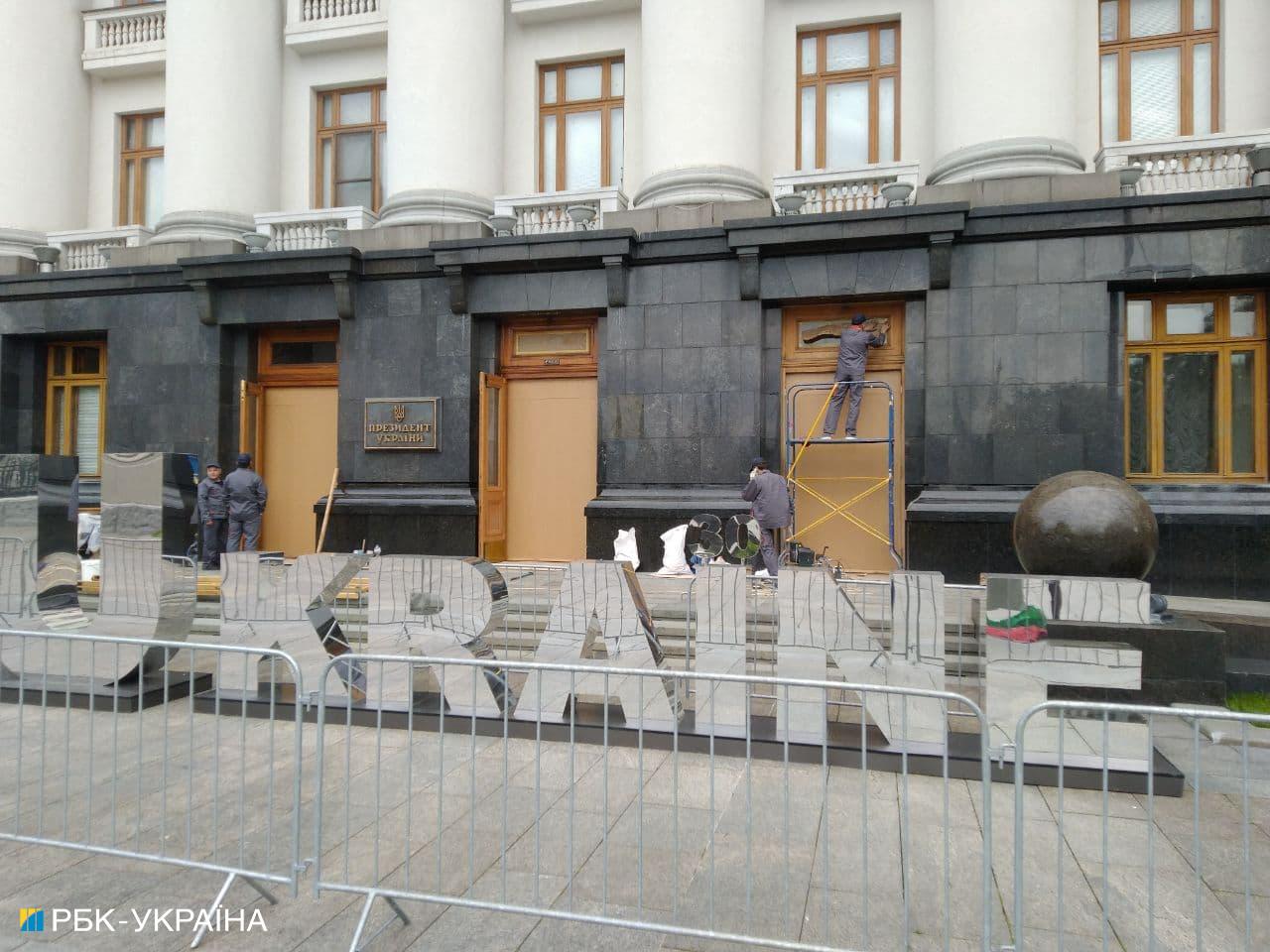 В Офісі президента нарешті ставлять нові двері: як вони виглядають (фото)