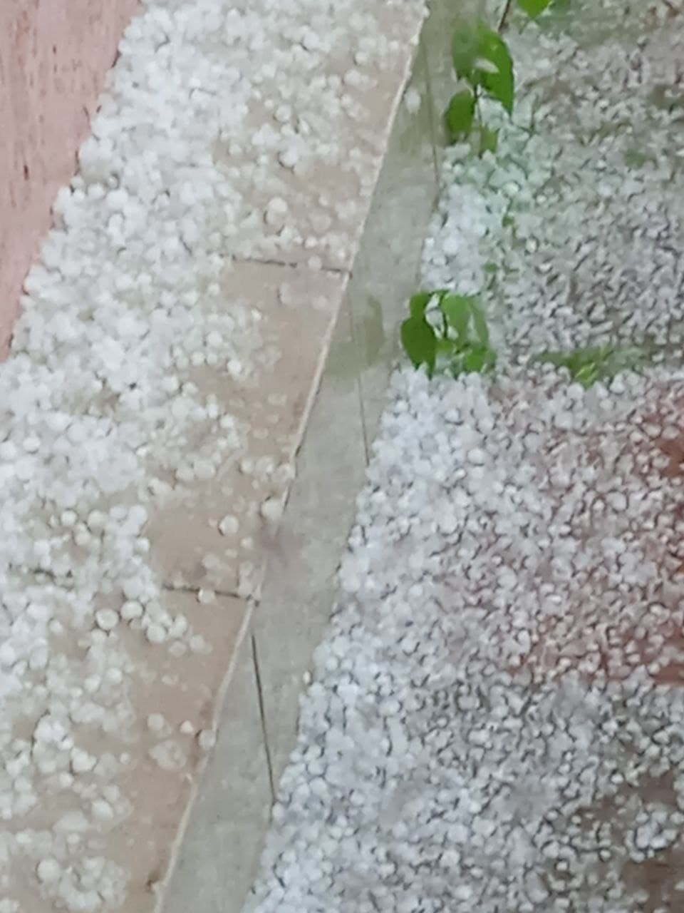 Смерч, град и затопленные дома: непогода в Украине не утихает всю неделю