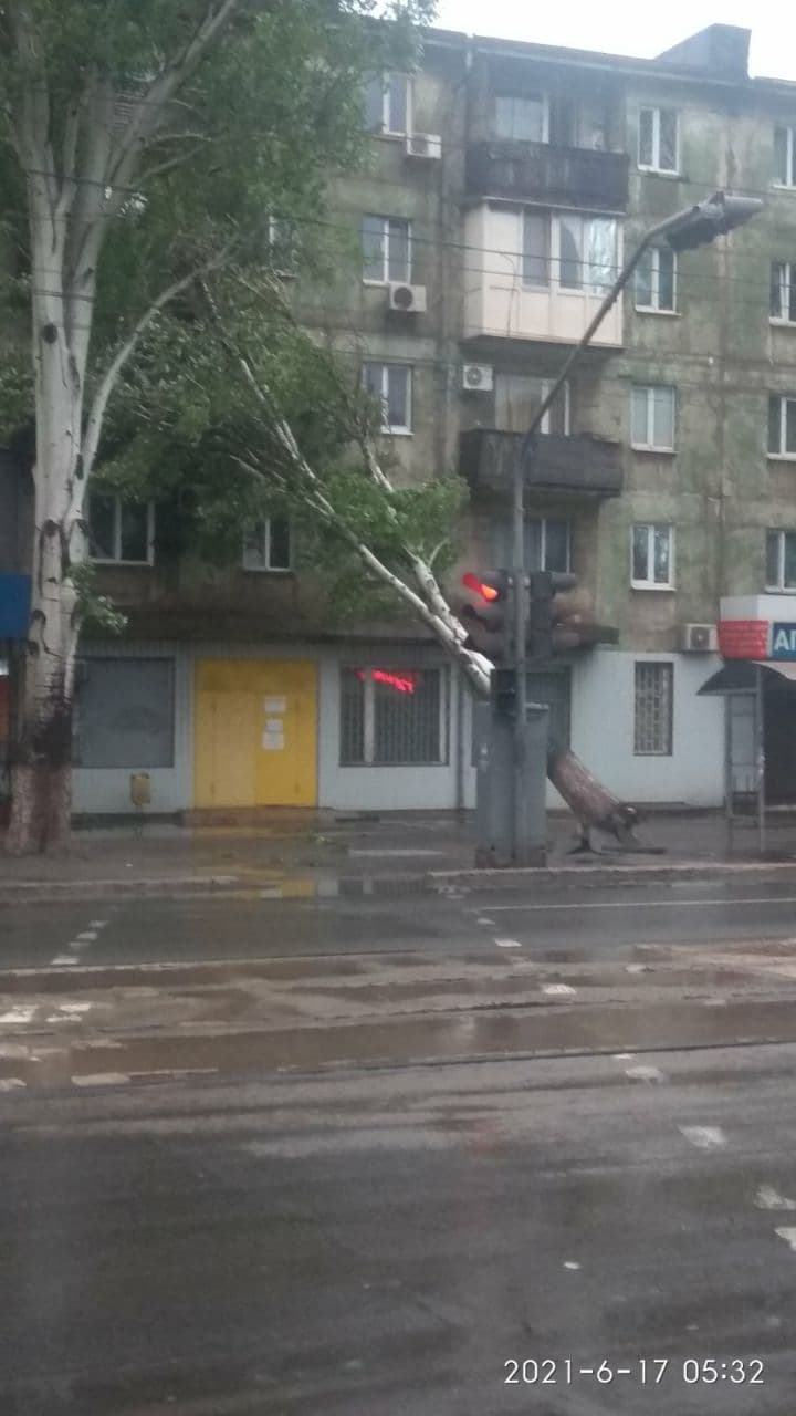 Град з пельмені, вирвані дерева і &quot;світлове шоу&quot;: відео і фото страшної негоди в Маріуполі