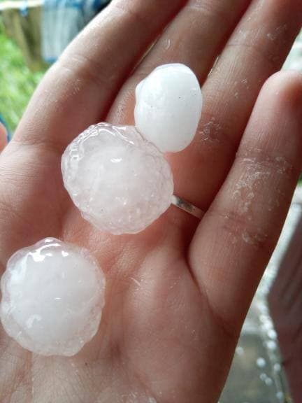 В Днепре выпал огромный град размером с перепелиное яйцо (видео)