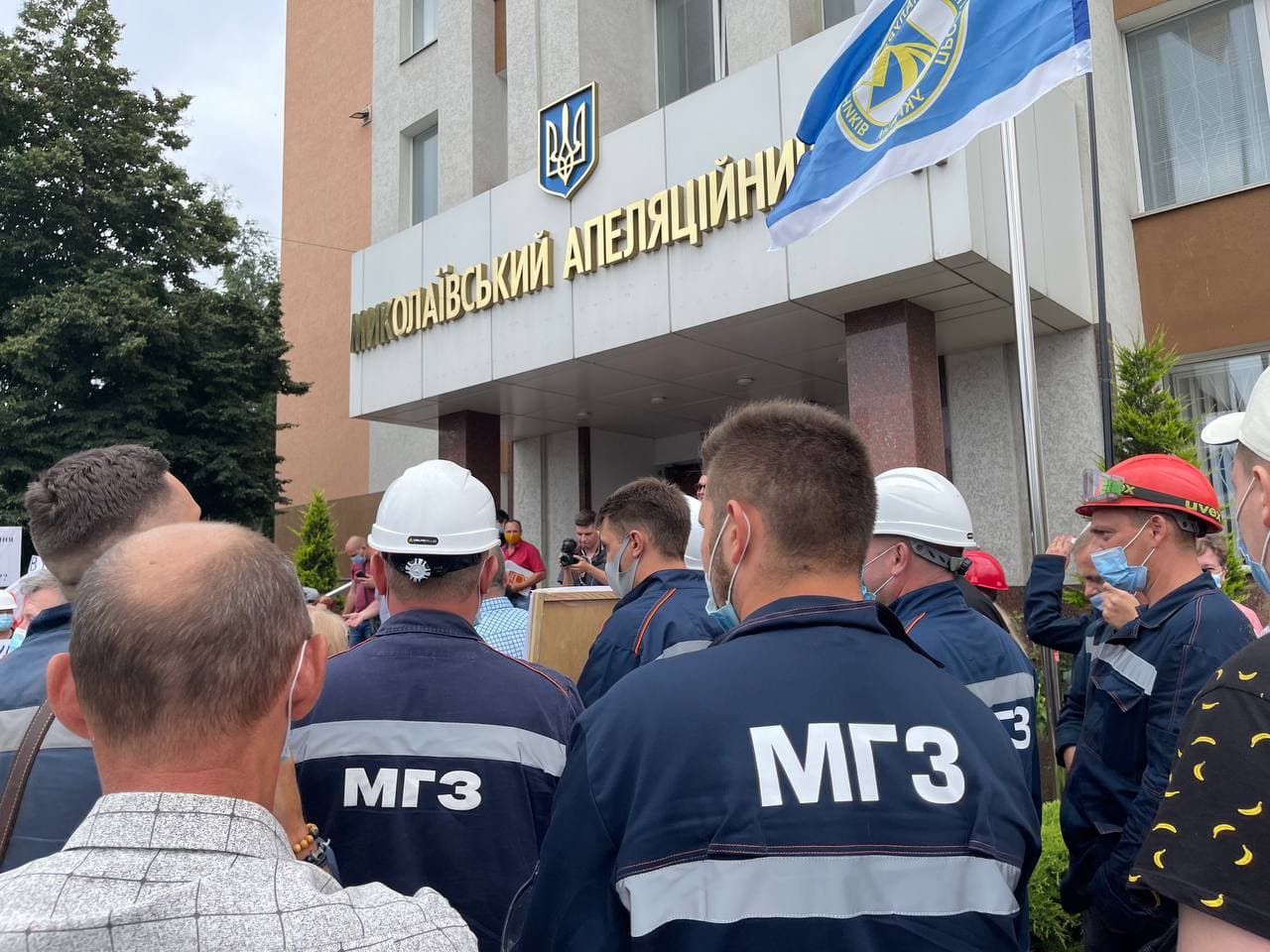 Рабочие завода в Николаеве вышли на митинг под апелляционный суд