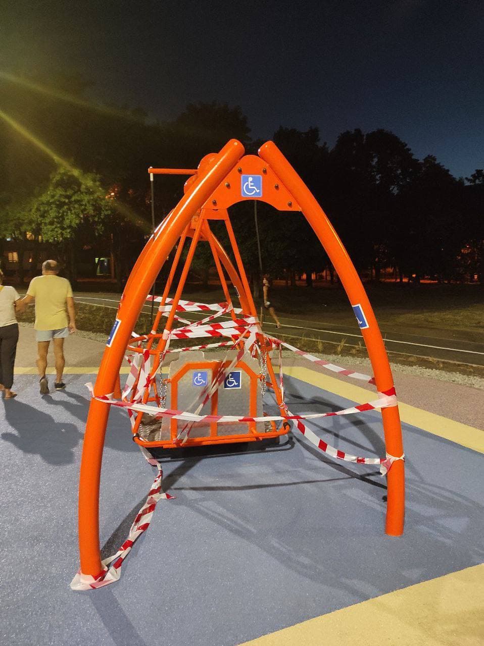 У Харкові діти знищили дитячу гойдалку для людей з обмеженими можливостями в новому парку