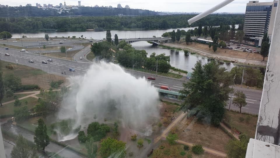 В Киеве забил еще один гигантский гейзер: видео нового "фонтана"