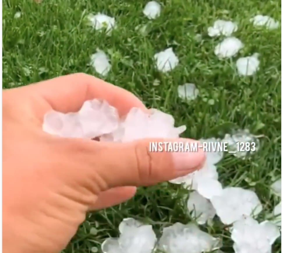 Непогода натворила беды в Ровенской области: огромный град, побитые машины