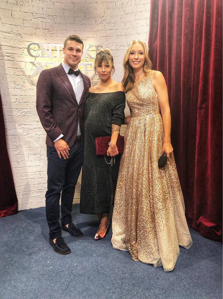 Екс-"Холостяк" вперше вийшов у світ з вагітною дружиною