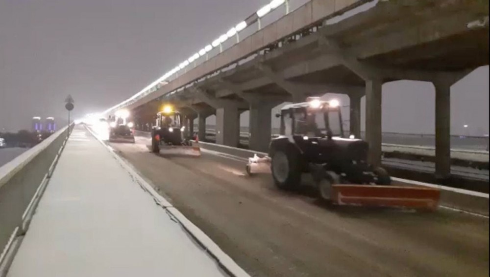 Хуртовина не припиняється, а дороги перетворилися на ковзанку: Київ засипає снігом