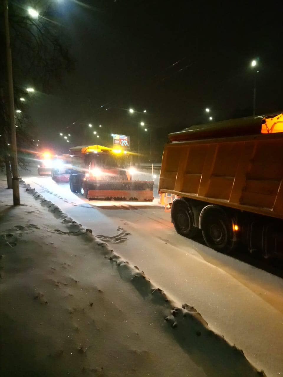 Хуртовина не припиняється, а дороги перетворилися на ковзанку: Київ засипає снігом
