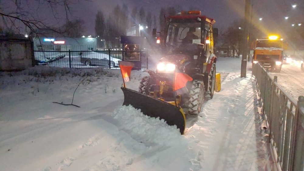 Хуртовина не припиняється, а дороги перетворилися на ковзанку: Київ засипає снігом