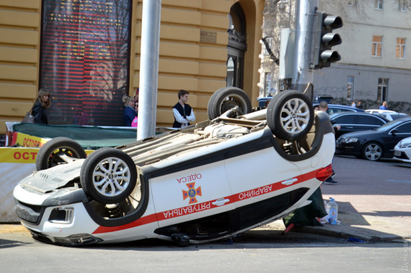 В Одесі в результаті аварії перекинулася машина ДСНС, є постраждалі
