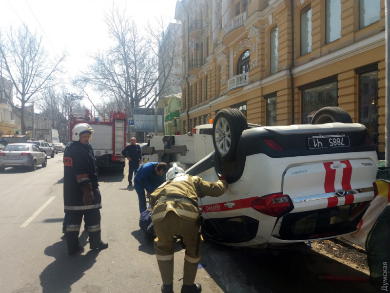 В Одесі в результаті аварії перекинулася машина ДСНС, є постраждалі