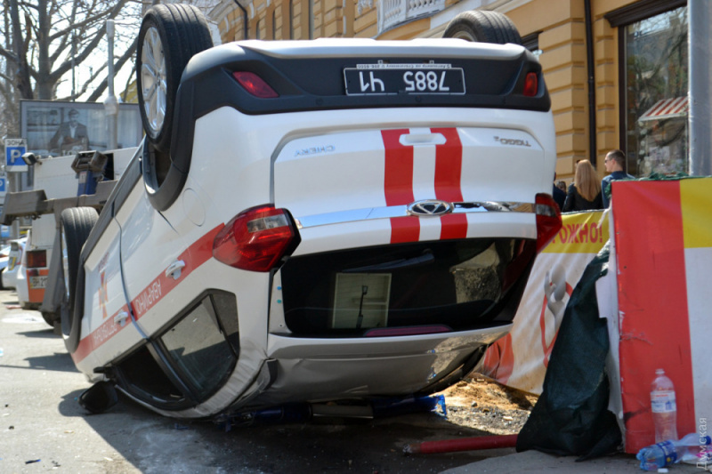 В Одесі в результаті аварії перекинулася машина ДСНС, є постраждалі