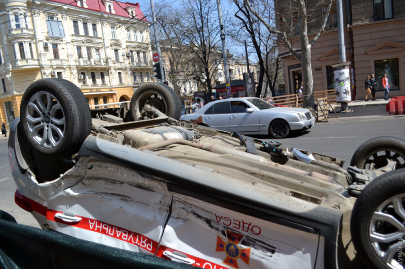 В Одесі в результаті аварії перекинулася машина ДСНС, є постраждалі