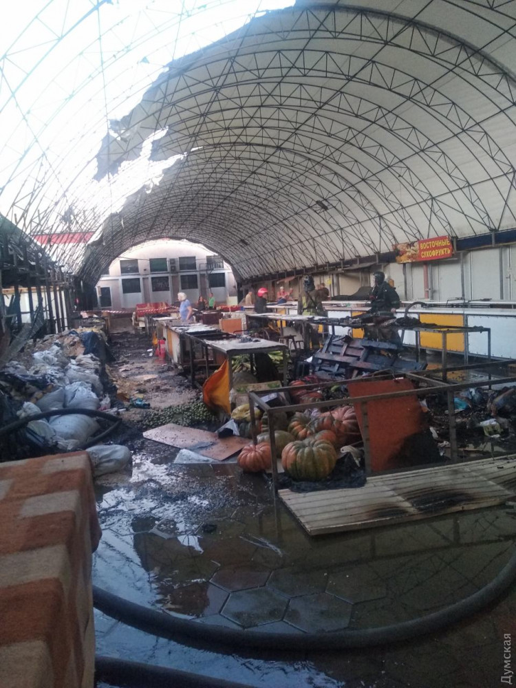 В Одесі загорівся ринок: пожежу гасили оголені люди (фото)