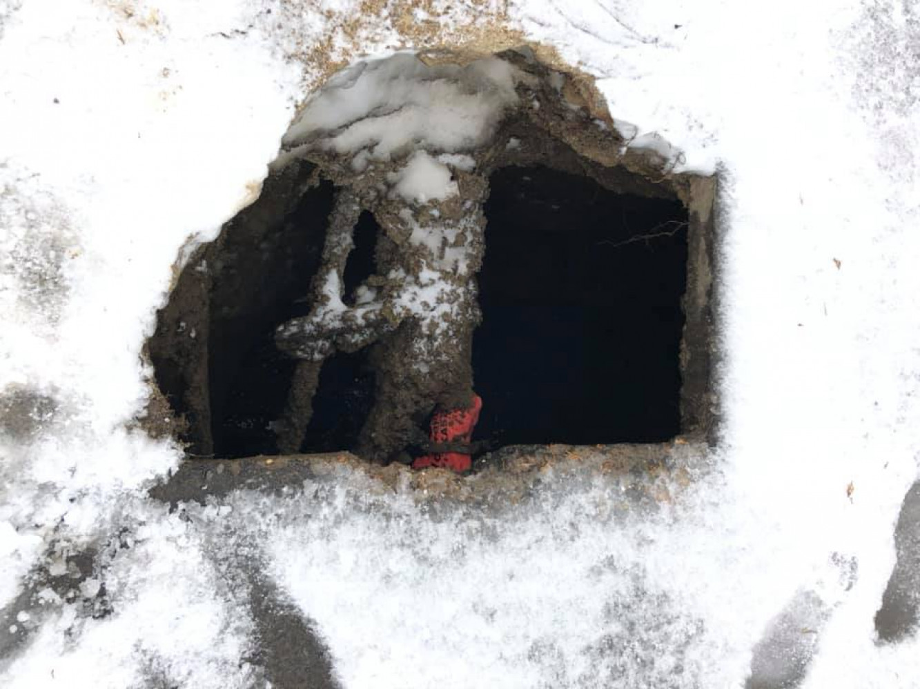 В Одесі жінка з дитячою коляскою провалилася у величезну яму: подробиці