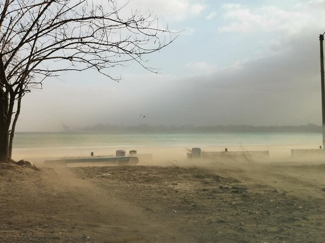 Через шторм відступила вода з пляжів