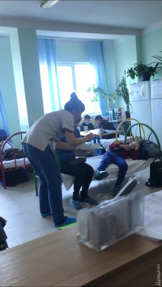 Лежать в коридорах: в Одесі лікарні переповнені хворими дітьми