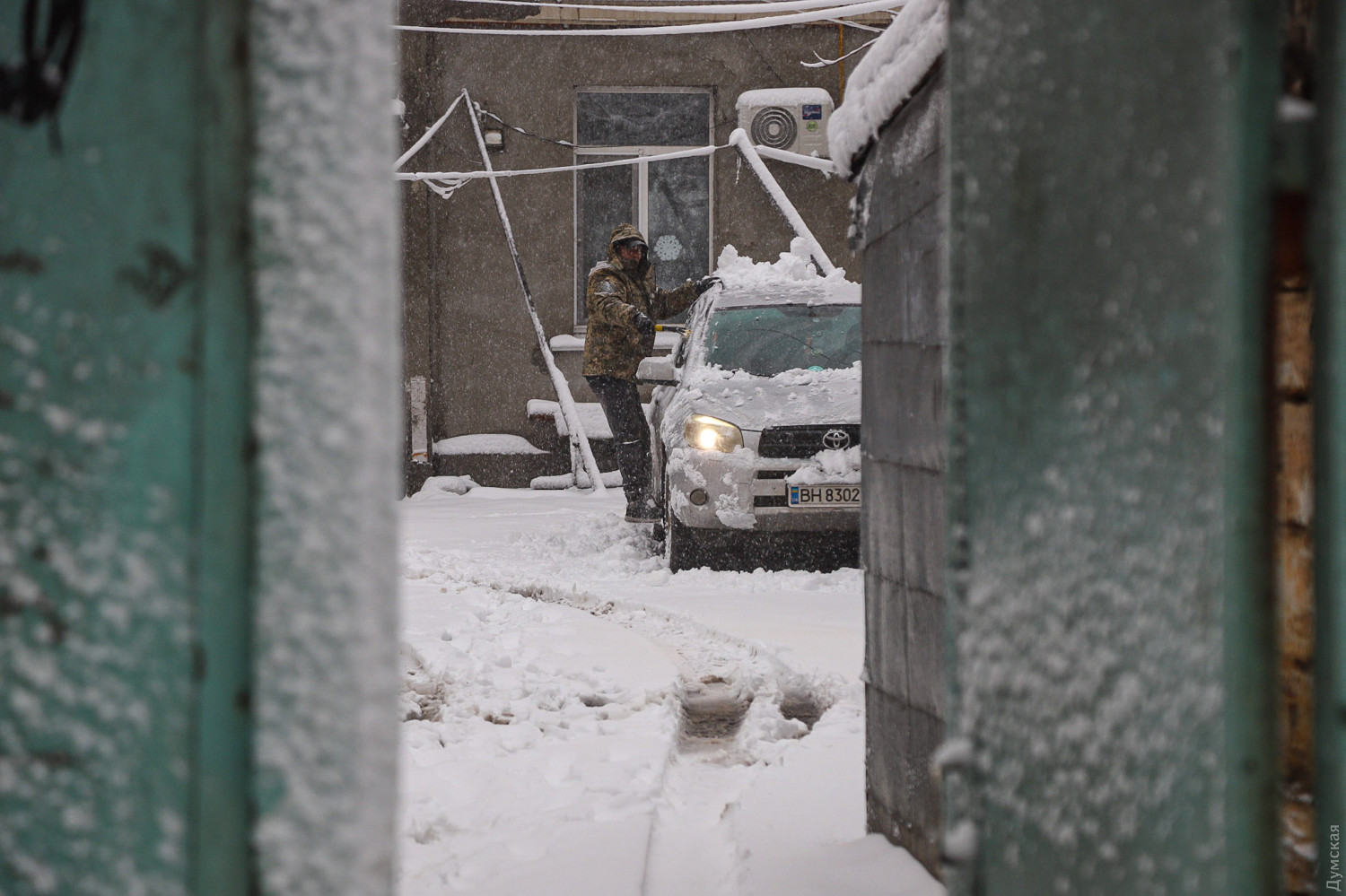 Одесу знову засипало снігом: місто паралізоване