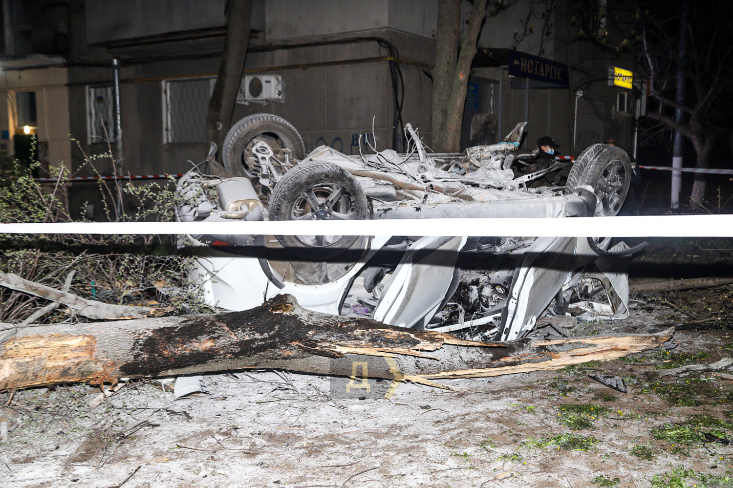 В Одессе автомобиль вылетел с дороги во двор: один человек погиб, четыре пострадали