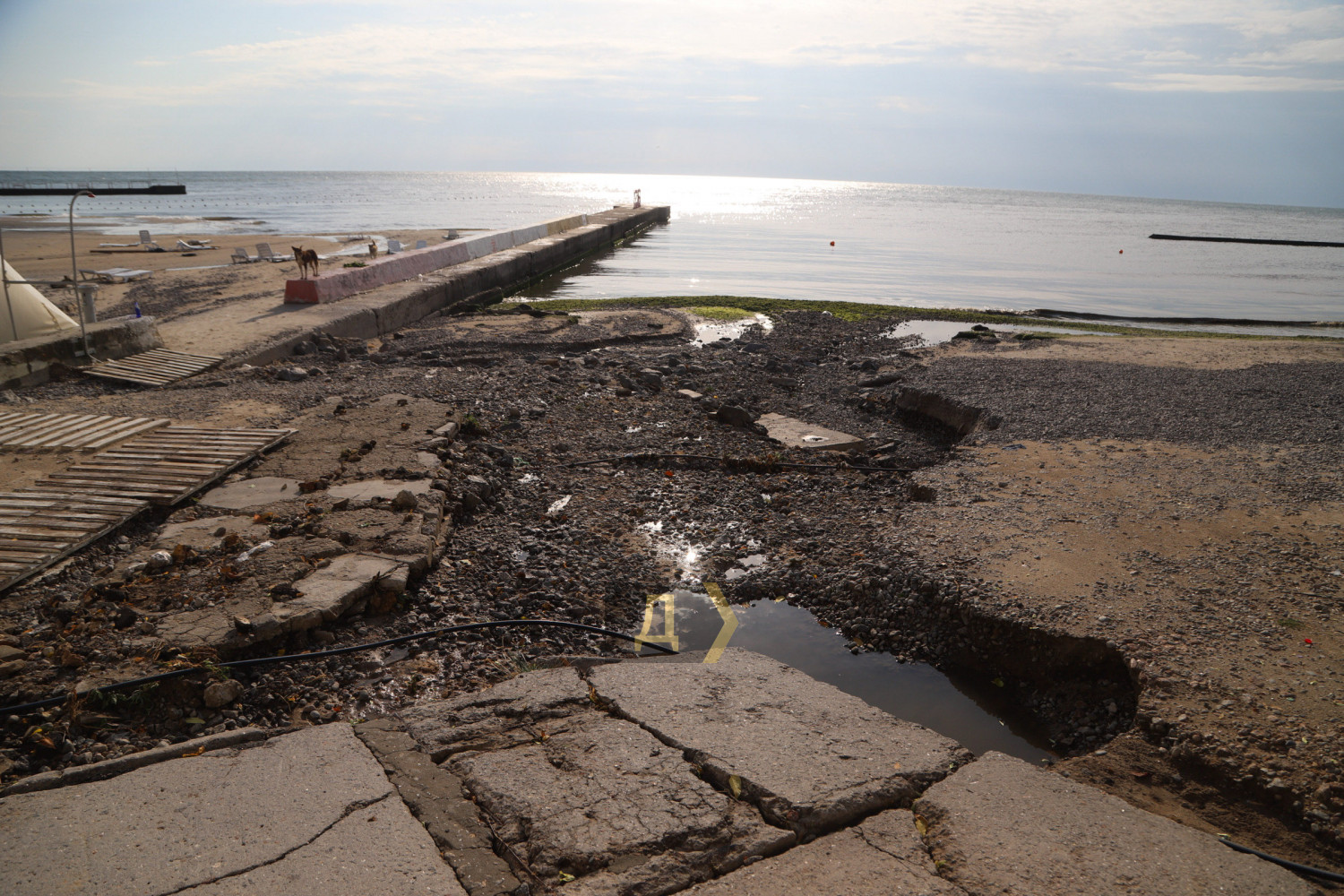 Затоплені магазини, знищений пляж і асфальт: на Одесу налетів страшний ураган