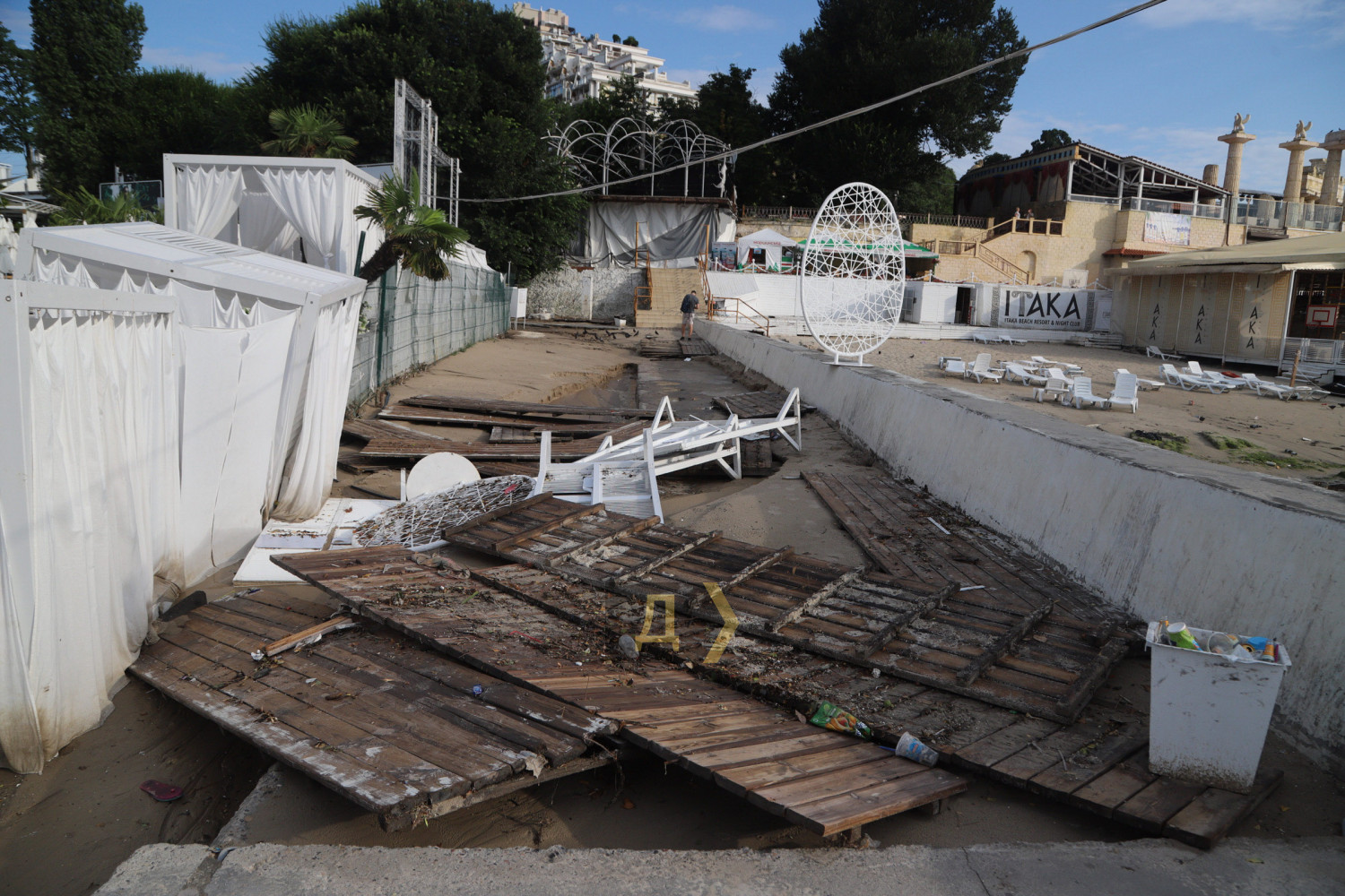 Затоплені магазини, знищений пляж і асфальт: на Одесу налетів страшний ураган
