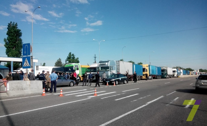 Дальнобойщики перекрыли трассу Одесса-Киев