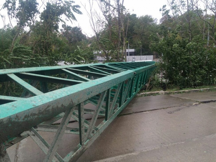 Фото: крім того пошкоджена арка огорожі парку