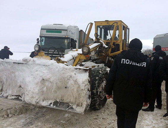 Снегопад в Украине: полиция 2 областей поднята по тревоге для разблокирования дорог