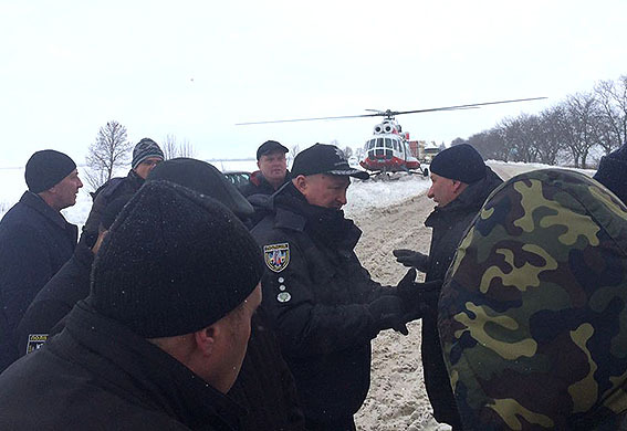 Снегопад в Украине: полиция 2 областей поднята по тревоге для разблокирования дорог