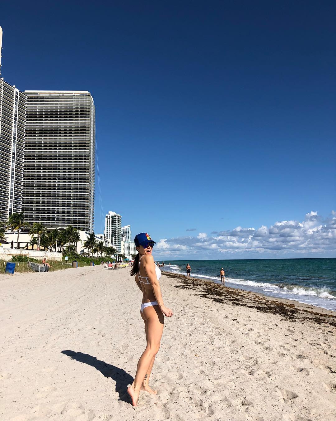 Случайно уехала на море: Лилия Подкопаева показала фигуру в купальнике