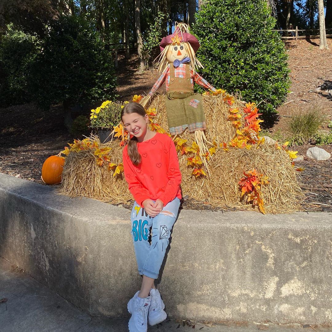 Копия мамы: Лилия Подкопаева восхитила осенней прогулкой с подросшей дочерью