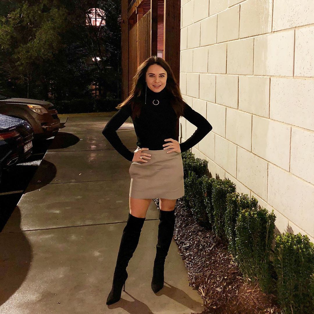 Как девочка! Лилия Подкопаева в мини-юбке восхитила стройностью и цветущим видом