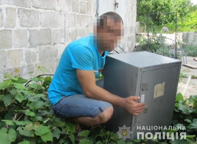 У Києві чоловік виніс з роботи сейф: всередині виявилося не бажане