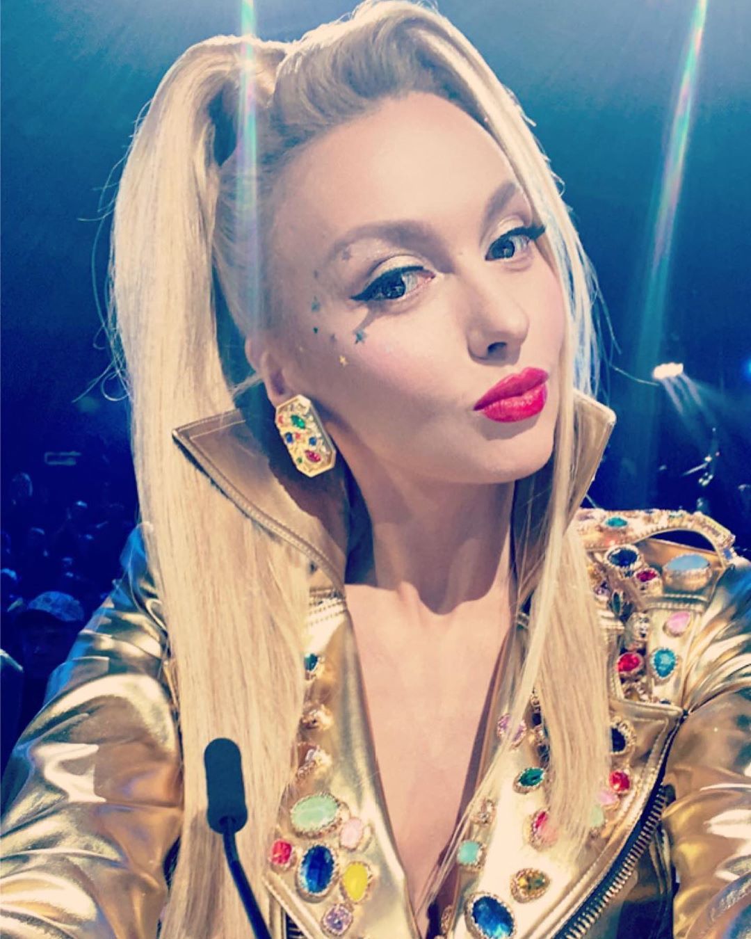 Вся в золоте и камнях: Оля Полякова покорила &quot;космическим&quot; луком в финале Х-фактор 10