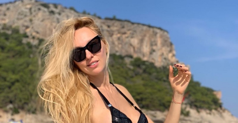 Одни бикини на двоих: дочь Оли Поляковой позировала у бассейна в мамином купальнике