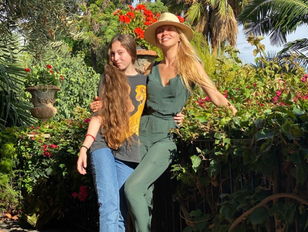 Две девочки: Оля Полякова умилила редкими домашними фото с красавицей-дочкой