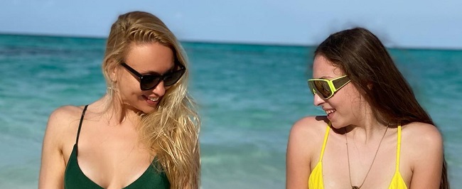 Одни бикини на двоих: дочь Оли Поляковой позировала у бассейна в мамином купальнике