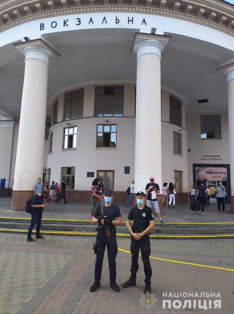 В Киеве на улицы вывели автоматчиков: в полиции сделали заявление