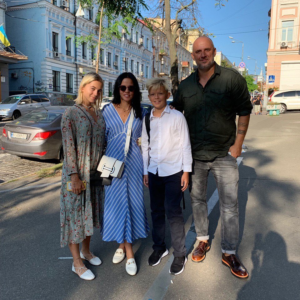 Снова в школу: Потап с бывшей женой отвели сына в пятый класс